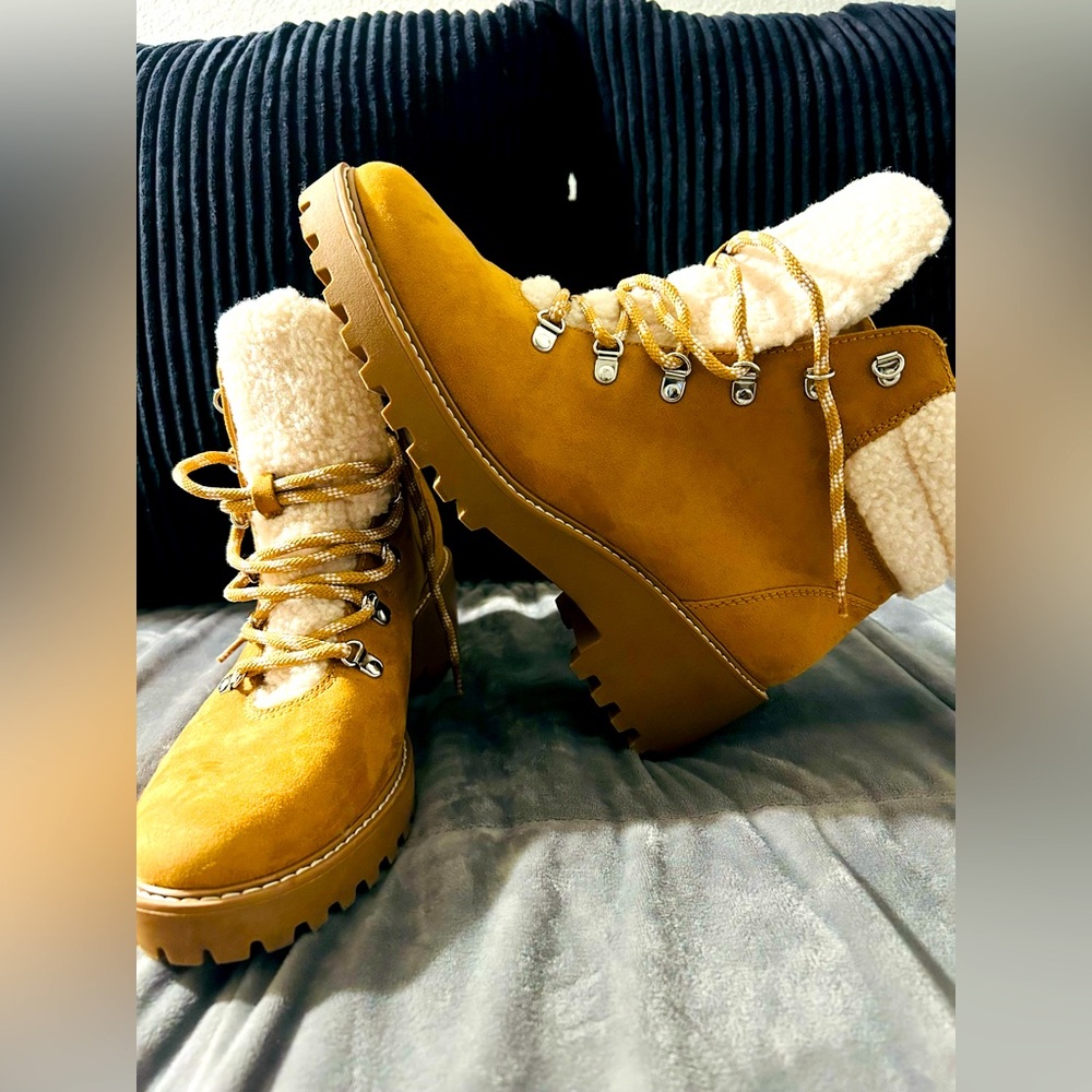 Universal Thread Women’s Boots
